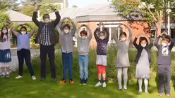 Die Kinder beten das Vater unser mit Gesten / &copy; Beatrice Tomasetti (DR)