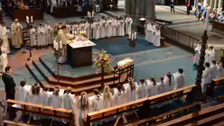 Die Kinder bilden um den Altar einen gro&szlig;en Kreis und sind damit Brot und Wein ganz nahe. / &copy; Beatrice Tomasetti (DR)