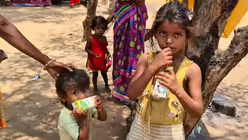 Die Kinder freuen sich über kleine Snack-Pakete. (BONO)