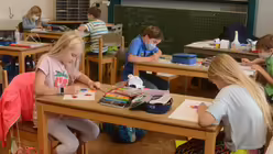 Die Kinder haben im Klassenraum ihre Plätze mit Abstand zueinander / © Beatrice Tomasetti (DR)