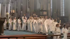 Die Kinder ziehen mit den Zelebranten aus / © Beatrice Tomasetti (DR)