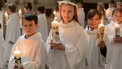 Die Kinder ziehen mit ihren brennenden Kerzen ein. / &copy; Beatrice Tomasetti (DR)