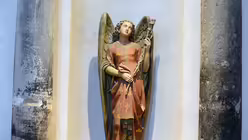 Die Kirche verf&uuml;gt nur &uuml;ber eine reduzierte Ausstattung: hier ein Engel in einer Querhausnische. / &copy; Beatrice Tomsetti (DR)