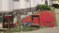 Die Kirchenausstattung trocknet in der Sonne / &copy; Harter (Erzbistum K&ouml;ln)