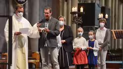 Die Klassenlehrer, Vertreter der Eltern und Schulkinder sprechen die F&uuml;rbitten. / &copy; Beatrice Tomasetti (DR)