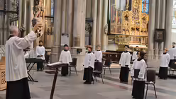 Die Knaben halten jeweils zwei Meter Abstand zueinander. / © Beatrice Tomasetti (DR)