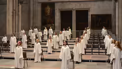 Die knapp 40 Mädchen stehen im südlichen Querhaus des Domes. / © Beatrice Tomasetti (DR)