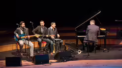 Die Kölsche Band „Kuhl un de Gäng“ heizt die Stimmung an.  / © Hirschbeck (Erzbistum Köln)