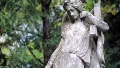 Die Kombination der Symbole Engel und Kreuz findet sich oft auf Friedhöfen. / © Beatrice Tomasetti (DR)