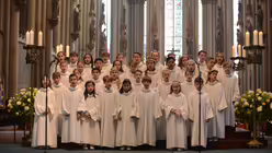 Die Kommunionkinder singen ihr Motto-Lied "Wir sind Gottes Melodie" / © Beatrice Tomasetti (DR)