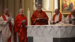 Die Konzelebranten Alfons Adelkamp, Raimund Blanke, Bernd Kemmerling und Bernhard Auel / &copy; Beatrice Tomasetti (DR)