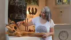 Die Künstlerin Beatrix Rey erklärt ihr Kunstwerk "Seelensucher". / © Tomasetti (DR)