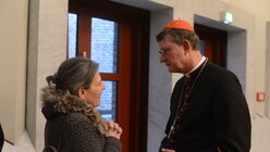Die Künstlerin Maria Fernandez - hier im Gespräch mit Kardinal Woelki - hat soeben ein Großprojekt in Israel beendet / © Beatrice Tomasetti (DR)