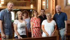 Die Kulturkirche Herrenstrunden ist in Teamarbeit und an der Basis entstanden - mit Elmar Funken (rechts) als Partner vom örtlichen Katholischen Bildungswerk.  / © Tomasetti (DR)