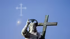 Die Kuppel des Petersdoms im Nebel / &copy; Evandro Inetti (dpa)