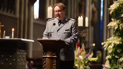 Die Lesung aus dem Jakobusbrief wird für die vielen fremdsprachigen Teilnehmer auch auf englisch vorgetragen. / © Beatrice Tomasetti (DR)