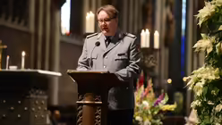 Die Lesung aus dem Jakobusbrief wird f&uuml;r die vielen fremdsprachigen Teilnehmer auch auf englisch vorgetragen. / &copy; Beatrice Tomasetti (DR)