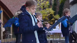 Die Martinslieder werden von der Fl&ouml;ten-AG unter der Leitung von Dorothee Holtermann und Uschi K&uuml;hling begleitet. / &copy; Beatrice Tomasetti (DR)