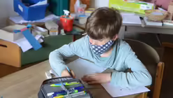 Die meisten Kinder tragen einen individuell gestalteten Mund-Nasen-Schutz / © Beatrice Tomasetti (DR)