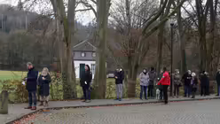 Die Menschen, die geimpft werden wollen, stehen geduldig bis zur Dhünnbrücke. / © Beatrice Tomasetti (DR)