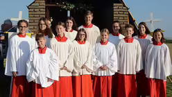 Die Messdiener für die abendliche Festmesse auf dem Papsthügel kommen aus der Region. / © Beatrice Tomasetti (DR)