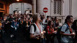 Die Ministranten setzen sich in Bewegung / © Luis Rüsing