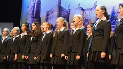 Die Mischung macht's: Der M&auml;dchenchor am K&ouml;lner Dom bietet geistliches und weltliches Liedgut im Wechsel. / &copy; Beatrice Tomasetti (DR)