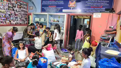 Die Mitarbeiterinnen des Kinderhauses bereiten Lebensmittelpakete und Decken für die Wanderarbeiter auf dem Heimweg vor. / © Chaithanya Mahila Mandali (privat)