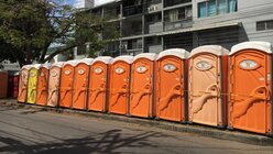 Die mobilen Toiletten für die Weltjugendtags-Pilger reihen sich aneinander / © Katharina Geiger (DR)
