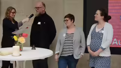 Die Moderatorin Britta Mersch befragt die Sprecher aus den Kleingruppen nach einem Stimmungsbild angesichts der vielf&auml;ltigen Themen. / &copy; Beatrice Tomasetti (DR)