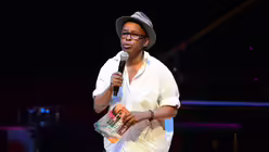 Die Moderatorin Shary Reeves führt durch das abwechslungsreiche Programm. / © Tomasetti (DR)