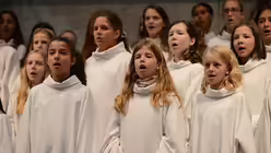 Die Motette "Christus factus est" von Rihards Dubra, eine Auftragsarbeit zum 30-j&auml;hrigen Bestehen des Chores, sorgt zur Gabenbereitung f&uuml;r feierliche Momente. / &copy; Beatrice Tomasetti (DR)