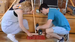 Die neu angeschafften Besen werden funktionstüchtig gemacht / © Beatrice Tomasetti (DR)