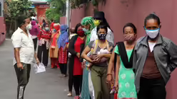 Die Not ist gro&szlig;: In langen Schlangen stehen Frauen - zum Teil mit ihren Kindern - wegen Essens an. (BONO)