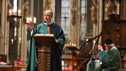 Die offizielle Verabschiedung von Domzeremoniar Hopmann nimmt Dompropst Msgr. Guido Assmann vor. / &copy; Beatrice Tomasetti (DR)