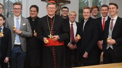 Die Ostereiersuche im Erzbischöflichen Haus ist eine Gelegenheit für Kardinal Woelki, seinen Messdienern für deren Domdienst zu danken. (DR)