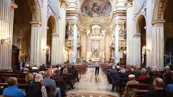 Die Pilger lauschen Willibert gebannt in der Kirche ist Santa Maria in Vallicella (DR)