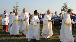 Die Priester zelebrieren die alljährliche Feier in den Originalgewändern des Weltjugentages von 2005. / © Beatrice Tomasetti (DR)