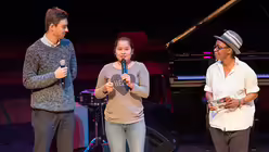 Die Projektmitarbeiterin Ingrid Ganuza (l.) aus El Salvador berichtet &uuml;ber &bdquo;Mein Lebensplan&ldquo;.  / &copy; Hirschbeck (Erzbistum K&ouml;ln)