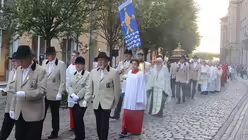 Die Prozession durch die Altstadt hat f&uuml;r die D&uuml;sseldorfer Tradition. / &copy; Tomasetti (DR)
