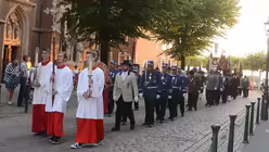 Die Prozession mit den Sch&uuml;tzen setzt sich in Bewegung. / &copy; Tomasetti (DR)