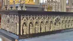 Die Reihe der gotischen Heiligenfigruren setzt sich auf allen Seiten fort / &copy; Beatrice Tomasetti (DR)