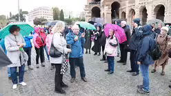 Die Reisegruppe lauscht gespannt   / © Martin Biallas  (DR)