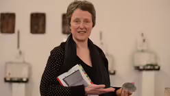 Die Religionswissenschaftlerin Merle Wieschhoff spricht davon, dass jeder Koffer auch ein letztes Geheimnis hütet.