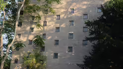 Die renovierungsbed&uuml;rftige Au&szlig;enwand der Kirche von 1960. / &copy; Beatrice Tomsasetti (DR)
