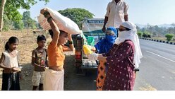 Die Rescue Foundation versorgt Wanderarbeiter auf der Rückkehr in ihre Heimat an den Ausgangsstraßen von Mumbai. / © Rescue Foundation (privat)