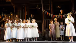 Die S&auml;ngerinnen des M&auml;dchenchores am K&ouml;lner Dom in der Rolle von Teenagern / &copy; Bernhard Walterscheid (K&ouml;lner Dommusik)