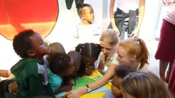 Die Sängerinnen des Mädchenchores besuchen eine Kita in Khayelitsha / © Bernhard Walterscheid (Kölner Dommusik)