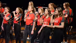 Die Schülerinnen der Liebfrauenschule Ratingen präsentieren ihr Musikprojekt. / © Tomasetti (DR)