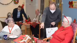 Die Seelsorger der katholischen und der evangelischen Kirche sorgen für Freude mit ihrem Überraschungsbesuch. / © Beatrice Tomasetti (DR)